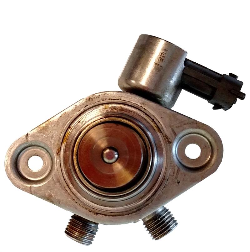 Range Rover LR3 and LR4 parts fuel pump component with metal housing and connector