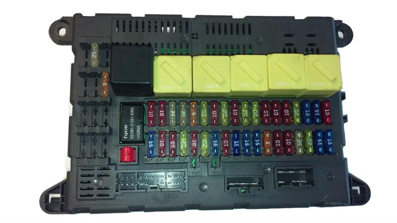 2002-2003 Freelander dashboard fuse box with multiple fuses and relays for vehicle electrical system