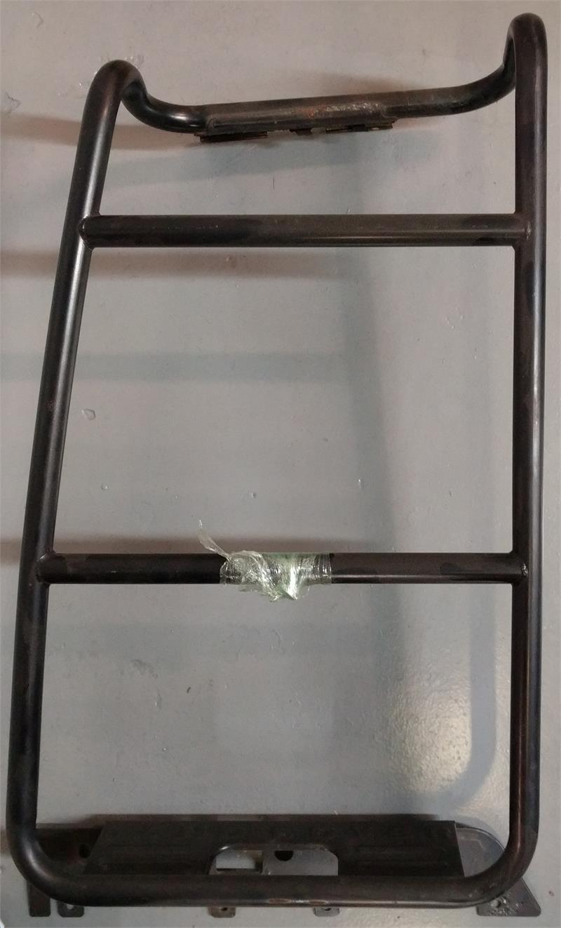 Black metal ladder part for LR3 and LR4 vehicles, designed for vehicle exterior use